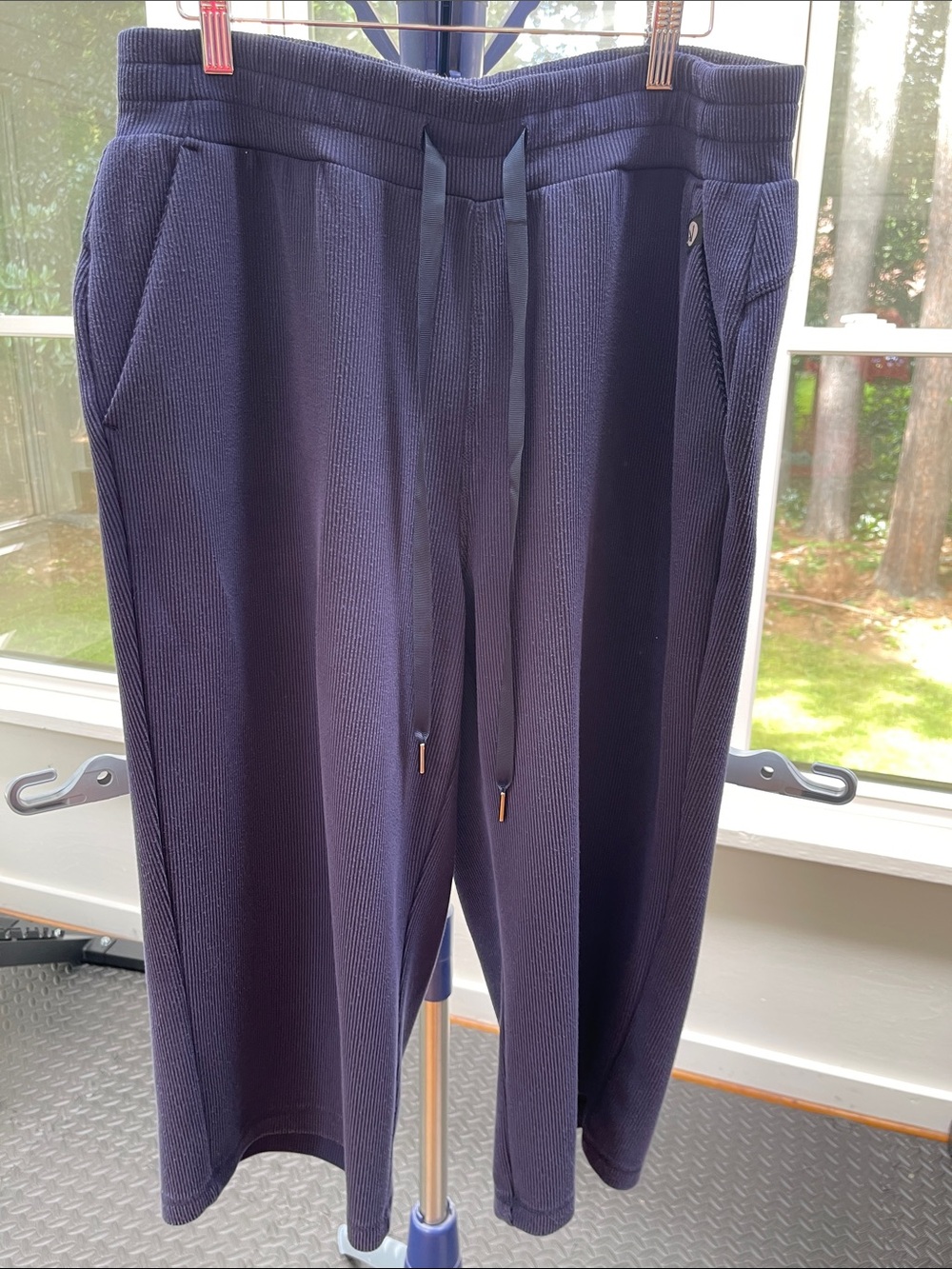 Livi Active Navy Short-Sleeve Shirt & Drawstring Cropped Pants - Picture 6 of 11